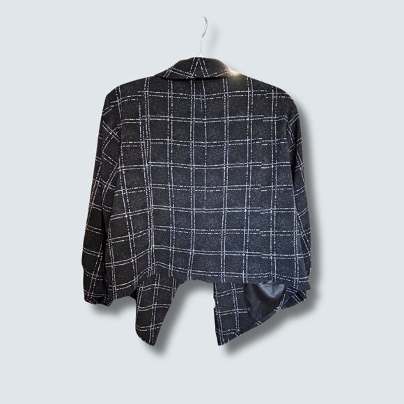 EUC Torrid Black Plaid Lightweight Crepe Cropped Ruched Sleeve Blazer Size 2x - Picture 3 of 5